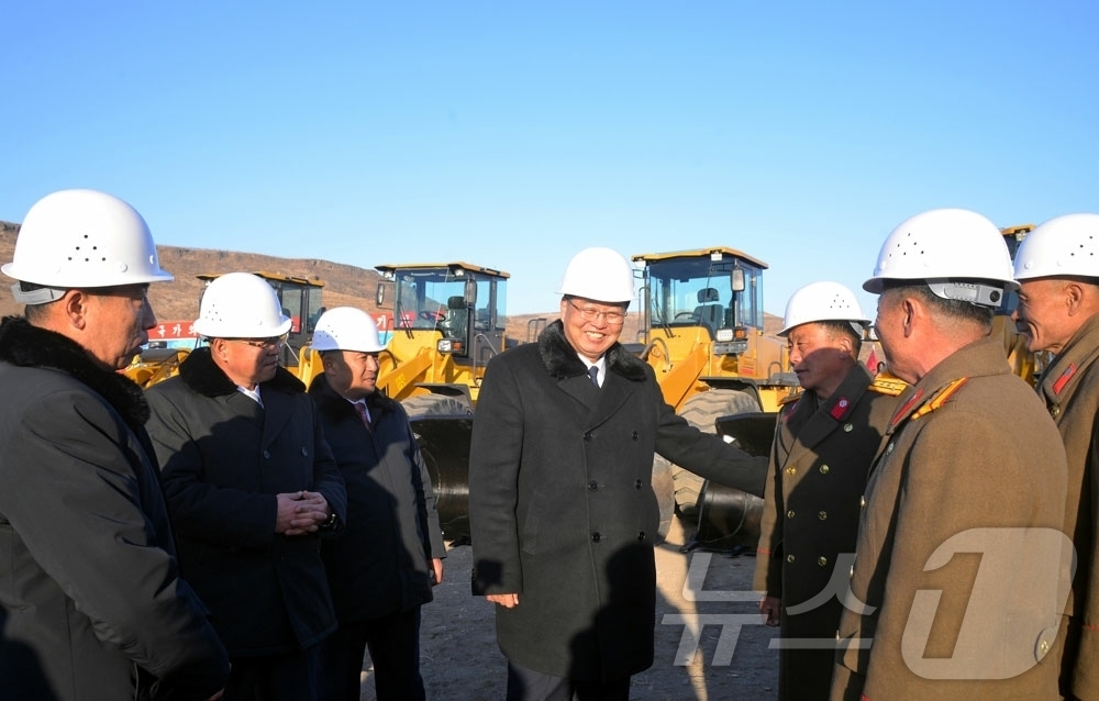 (평양 노동신문=뉴스1) = 북한 노동당 기관지 노동신문은 10일 "화평군과 평강군, 명간군, 삼수군에 경공업공장들과 병원, 종합봉사소를 동시에 일떠세우고 리원군에 현대적인 바다가 …