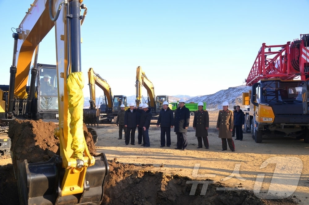 (평양 노동신문=뉴스1) = 북한 노동당 기관지 노동신문은 10일 "화평군과 평강군, 명간군, 삼수군에 경공업공장들과 병원, 종합봉사소를 동시에 일떠세우고 리원군에 현대적인 바다가 …