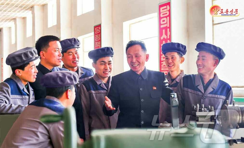 (평양 노동신문=뉴스1) = 북한 노동당 기관지 노동신문은 10일 함경북도 농촌경리위원회 당 일꾼(간부)들이 "청진연결농기계공장에 생산자 대중을 집단적 혁신으로 불러일으키고 있다" …