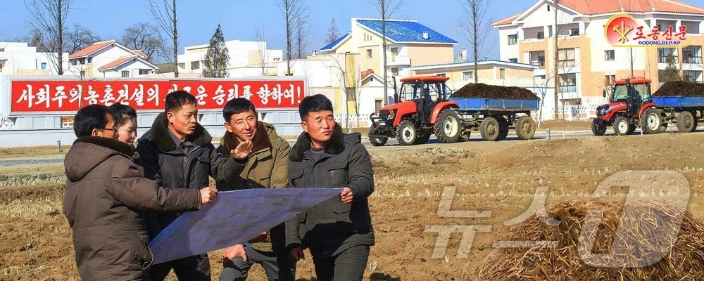 (평양 노동신문=뉴스1) = 북한 노동당 기관지 노동신문은 10일 낙랑구역 남사농장에서 토양 조건에 맞게 자급비료를 충분히 실어내기 위한 조직사업을 진행하고 있다고 보도했다. [국 …