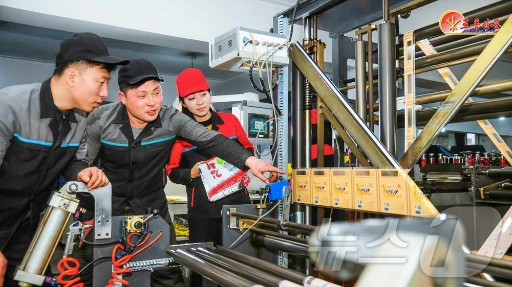 (평양 노동신문=뉴스1) = 북한 노동당 기관지 노동신문은 10일 "평양시 인쇄공장에서 설비관리를 책임적으로 하고 있다"라고 보도했다. [국내에서만 사용가능. 재배포 금지. DB …