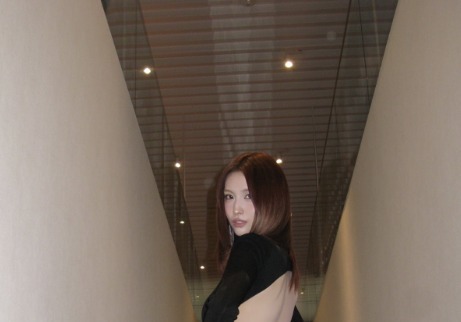 트와이스 모모, 이렇게 섹시해? 등·옆구리 다 보이는 파격 드레스 자태 [N샷]