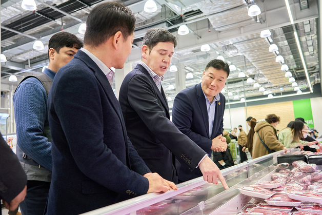인사 건네는 고객에 "자주 오세요"…정용진, 트레이더스 구월점 현장경영