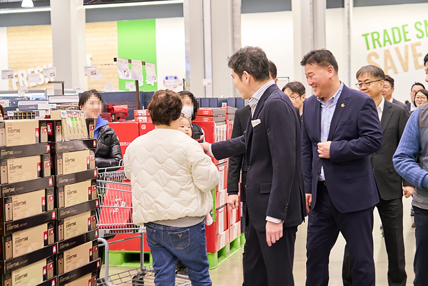 본문 이미지 -   정용진 신세계그룹 회장이 설 선물세트 코너에서 고객과 인사를 나누고 있다. 정 회장은 아이를 바라보며 "자주 와"라며 웃었다.(신세계그룹 제공).