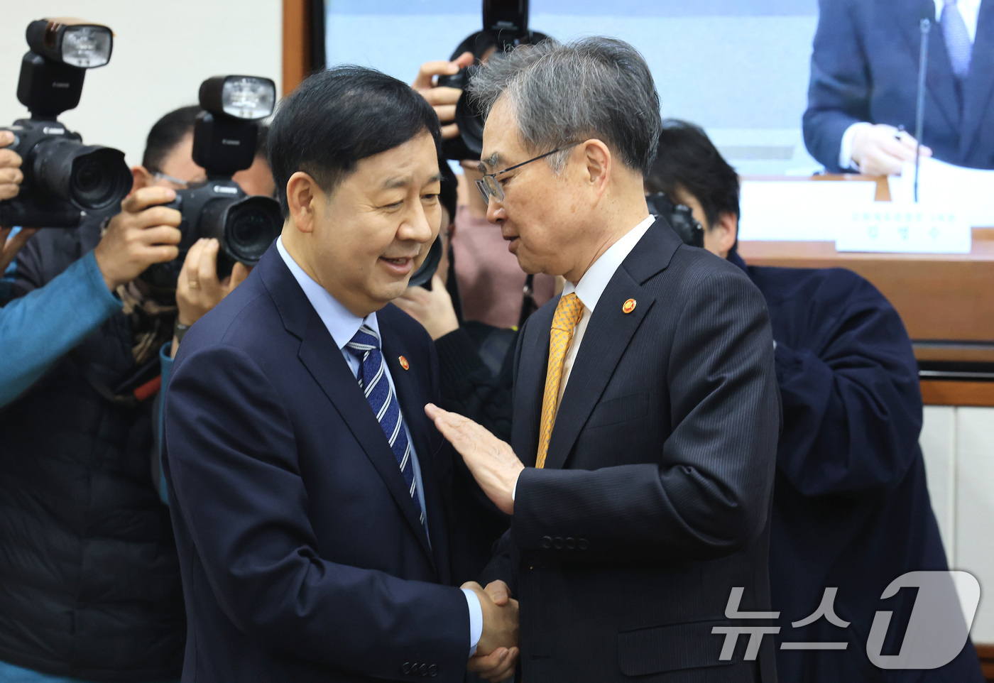 (서울=뉴스1) 임세영 기자 = 구윤철 경제부총리 겸 재정경제부 장관(왼쪽)과 조현 외교부 장관이 10일 서울 종로구 정부서울청사에서 열린 대외경제 장관회의에서 대화를 나누고 있다 …