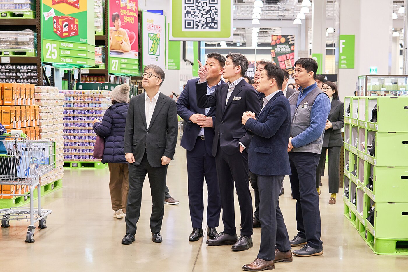 본문 이미지 -  정용진 신세계그룹 회장이 설 연휴를 일주일 앞둔 9일 인천 트레이더스 구월점을 찾아 매장과 상품 설명을 듣는 모습. (신세계그룹 제공).