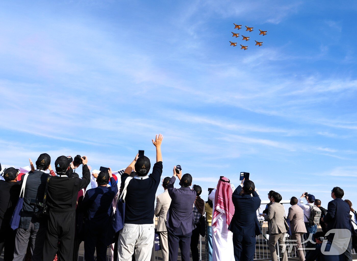 본문 이미지 - 공군 특수비행팀 블랙이글스가 9일(현지시간) 사우디아라비아 수도 리야드에서 열리고 있는 2026 국제방산전시회(WDS)에서 에어쇼를 펼치고 있다. (한국방위산업진흥회 제공)