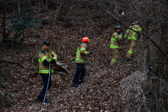 포항 산불 현장에 투입되는 119대원들