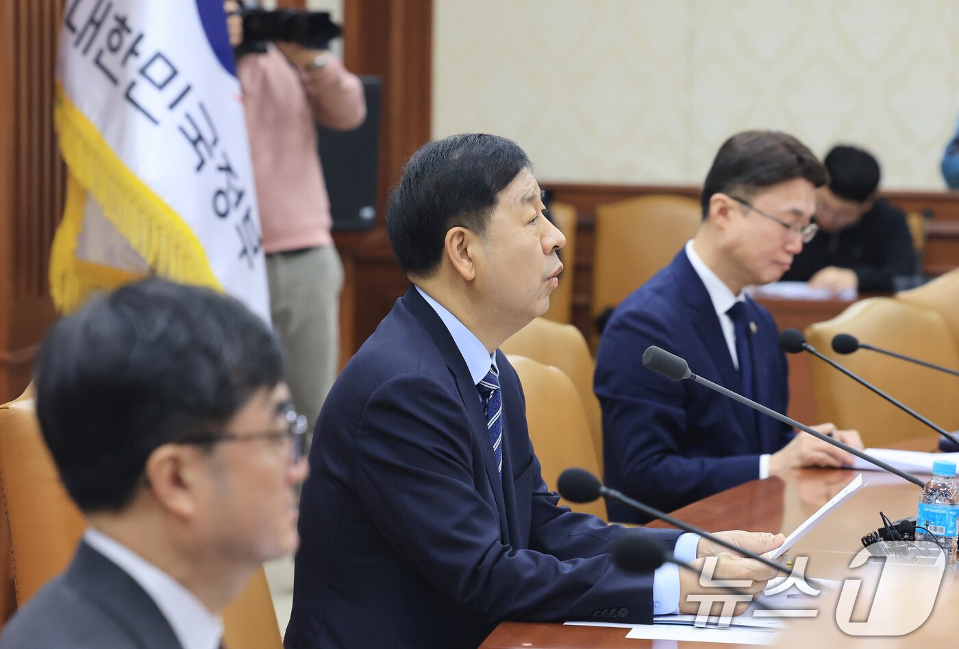 본문 이미지 - 구윤철 경제부총리 겸 재정경제부 장관이 10일 서울 종로구 정부서울청사에서 열린 대외경제 장관회의에서 모두발언을 하고 있다. 2026.2.10 ⓒ 뉴스1 임세영 기자
