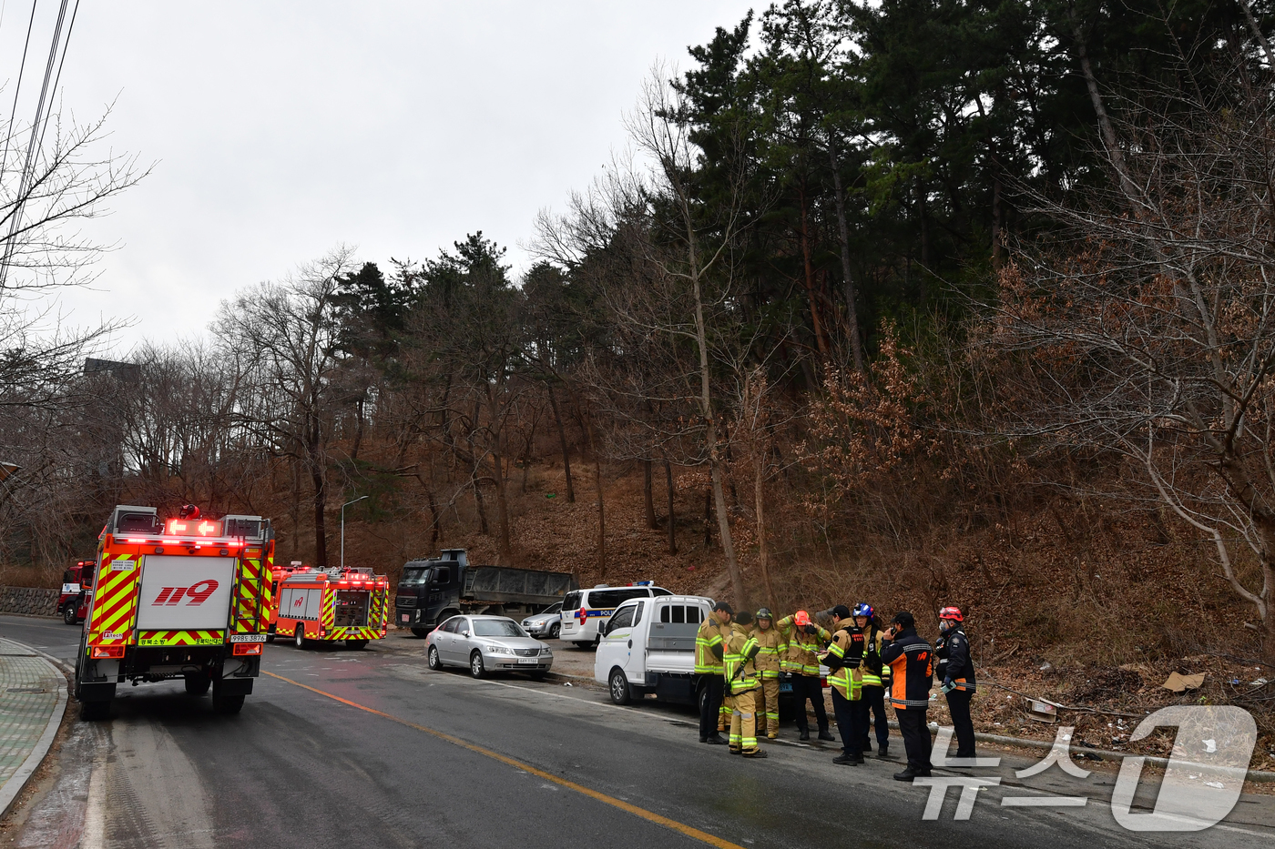 (포항=뉴스1) 최창호 기자 = 10일 오전 1시9분쯤 경북 포항시 북구 장량동 신재지 연못 인근 산에서 원인을 알 수 없는 불이 나 신고를 받고 출동한 소방당국이 진화작업에 나섰 …