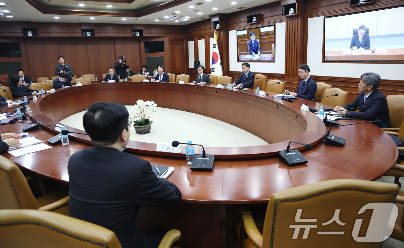 본문 이미지 - 구윤철 경제부총리 겸 재정경제부 장관이 10일 서울 종로구 정부서울청사에서 열린 대외경제 장관회의에서 모두발언을 하고 있다. 2026.2.10 ⓒ 뉴스1 임세영 기자