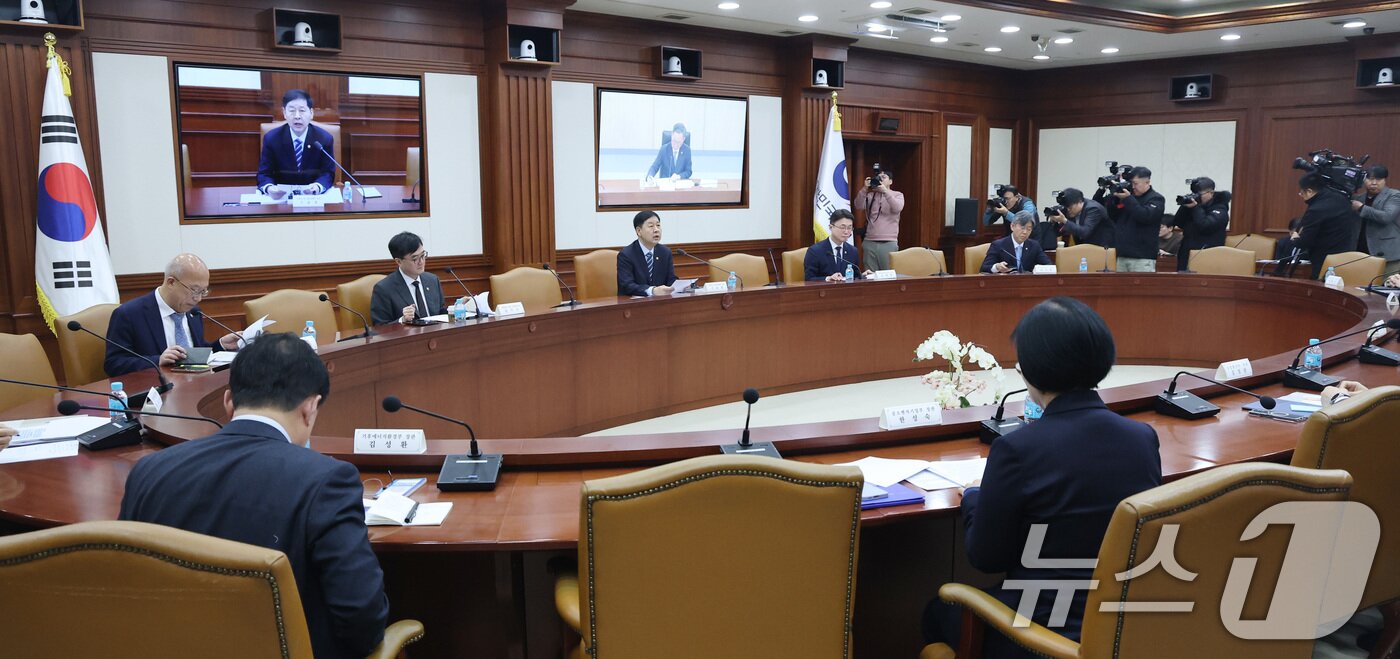 본문 이미지 - 구윤철 경제부총리 겸 재정경제부 장관이 10일 서울 종로구 정부서울청사에서 열린 대외경제 장관회의에서 모두발언을 하고 있다. 2026.2.10 ⓒ 뉴스1 임세영 기자