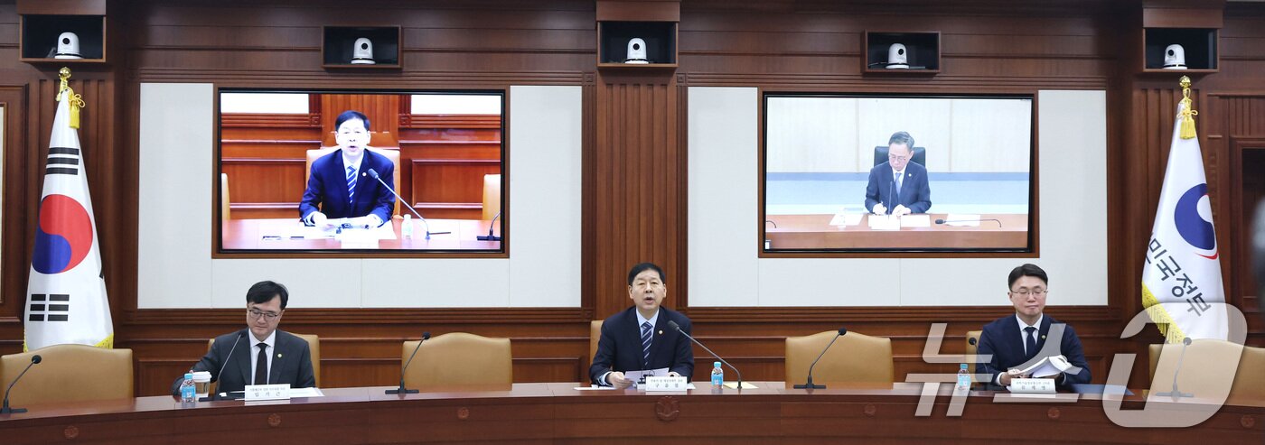 본문 이미지 - 구윤철 경제부총리 겸 재정경제부 장관이 10일 서울 종로구 정부서울청사에서 열린 대외경제 장관회의에서 모두발언을 하고 있다. 2026.2.10 ⓒ 뉴스1 임세영 기자