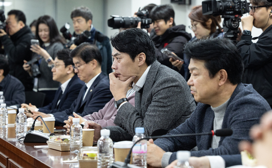 정청래 대표 발언 듣는 재선 의원들