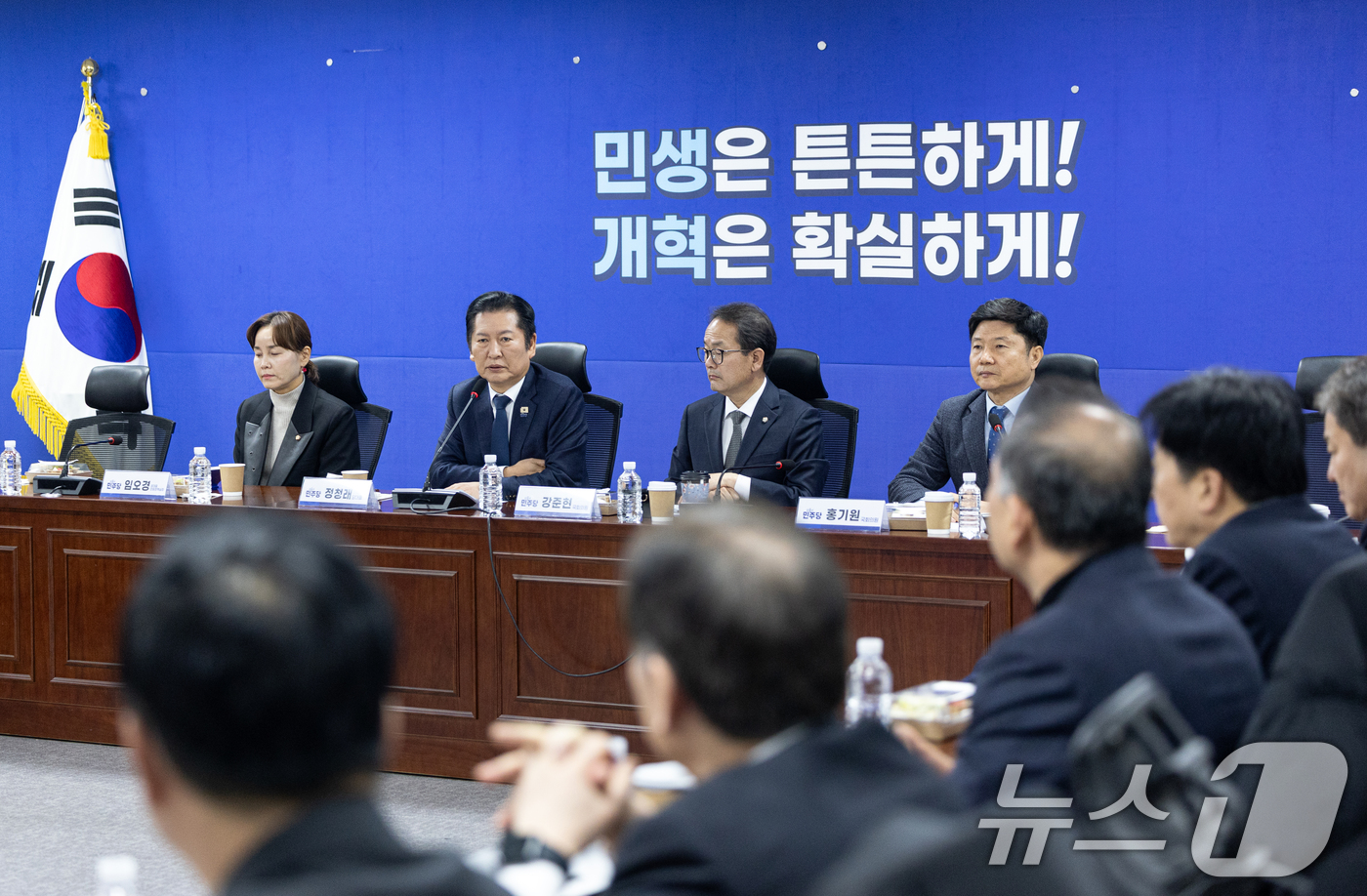 (서울=뉴스1) 이승배 기자 = 정청래 더불어민주당 대표가 10일 서울 여의도 국회 의원회관에서 열린 조국혁신당과의 합당 관련 재선 의원 모임 간담회에 참석해 인사말하고 있다. 2 …