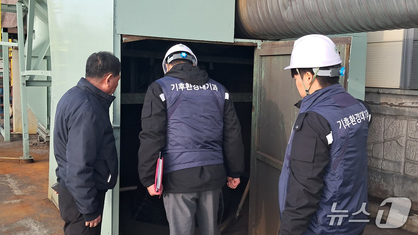 본문 이미지 - 지난 9일 서산시가 관내 환경오염물질 배출사업장을 방문해 법령 준수 여부를 점검했다.(서산시 제공. 재판매 및 DB금지)2026.2.10/뉴스1