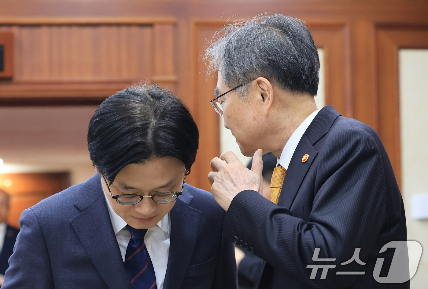 (서울=뉴스1) 임세영 기자 = 조현 외교부 장관(오른쪽)과 김정관 산업통상부 장관이 10일 서울 종로구 정부서울청사에서 열린 대외경제 장관회의에서 대화를 나누고 있다. 2026. …