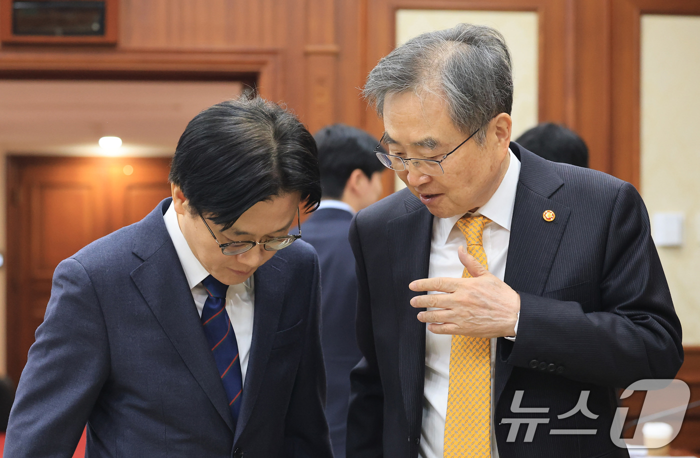 (서울=뉴스1) 임세영 기자 = 조현 외교부 장관(오른쪽)과 김정관 산업통상부 장관이 10일 서울 종로구 정부서울청사에서 열린 대외경제 장관회의에서 대화를 나누고 있다. 2026. …