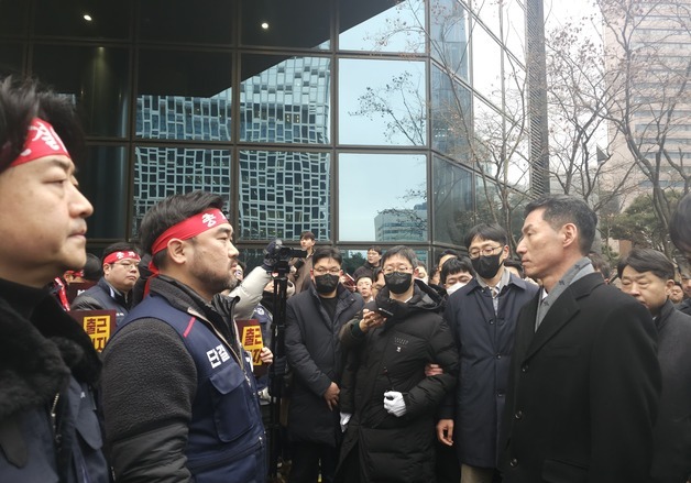 출근 저지 19일째 기업은행장…"총액인건비제, 정부와 큰 틀 공감"