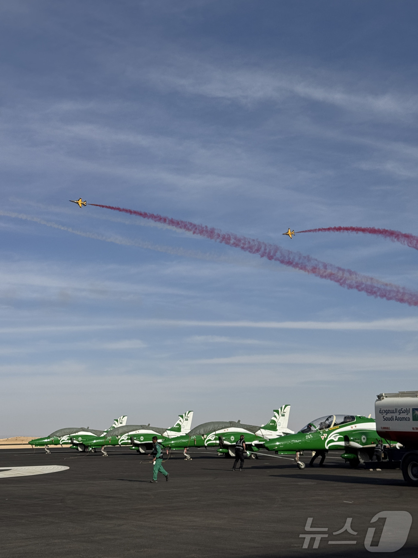 (서울=뉴스1) = 공군 특수비행팀 블랙이글스가 9일(현지시간) 사우디아라비아 수도 리야드에서 열리고 있는 2026 국제방산전시회(WDS)에서 에어쇼를 펼치고 있다. (한국방위산업 …