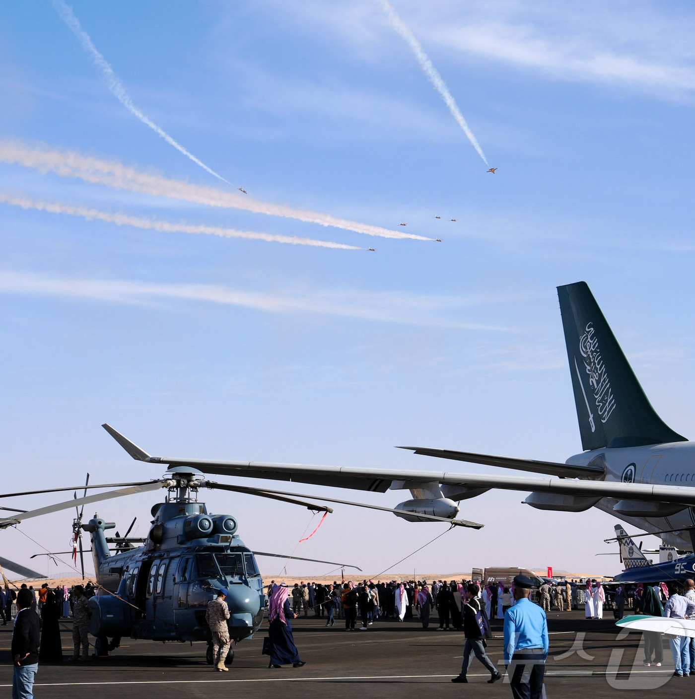 (서울=뉴스1) = 공군 특수비행팀 블랙이글스가 9일(현지시간) 사우디아라비아 수도 리야드에서 열리고 있는 2026 국제방산전시회(WDS)에서 에어쇼를 펼치고 있다. (한국방위산업 …