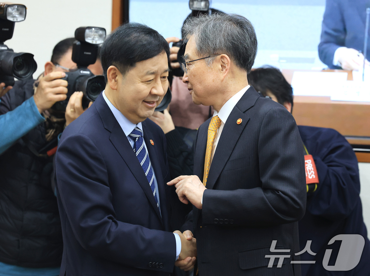 (서울=뉴스1) 임세영 기자 = 구윤철 경제부총리 겸 재정경제부 장관(왼쪽)과 조현 외교부 장관이 10일 서울 종로구 정부서울청사에서 열린 대외경제 장관회의에서 대화를 나누고 있다 …