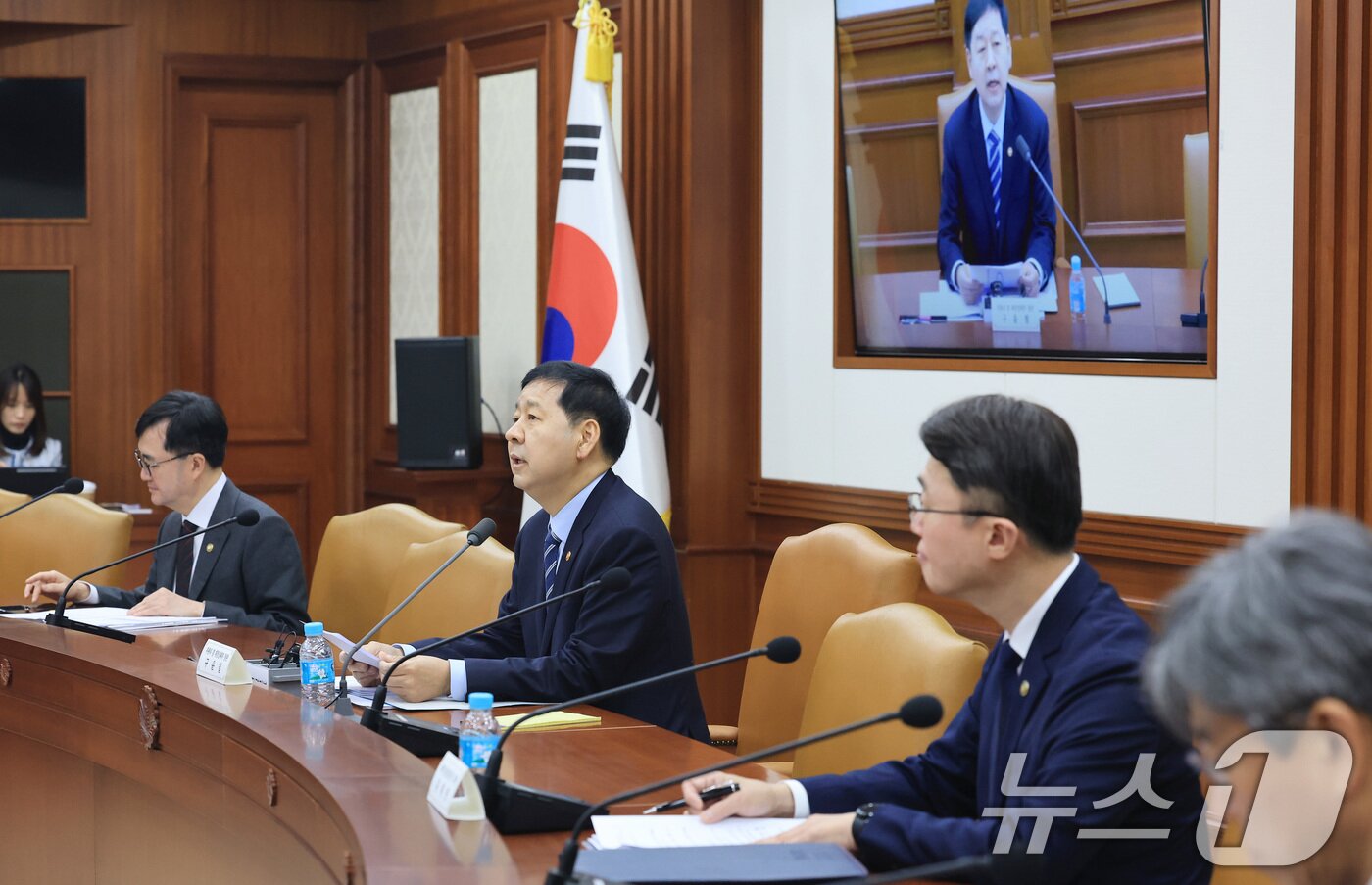 본문 이미지 - 구윤철 경제부총리 겸 재정경제부 장관이 10일 서울 종로구 정부서울청사에서 열린 대외경제 장관회의에서 모두발언을 하고 있다. 2026.2.10 ⓒ 뉴스1 임세영 기자