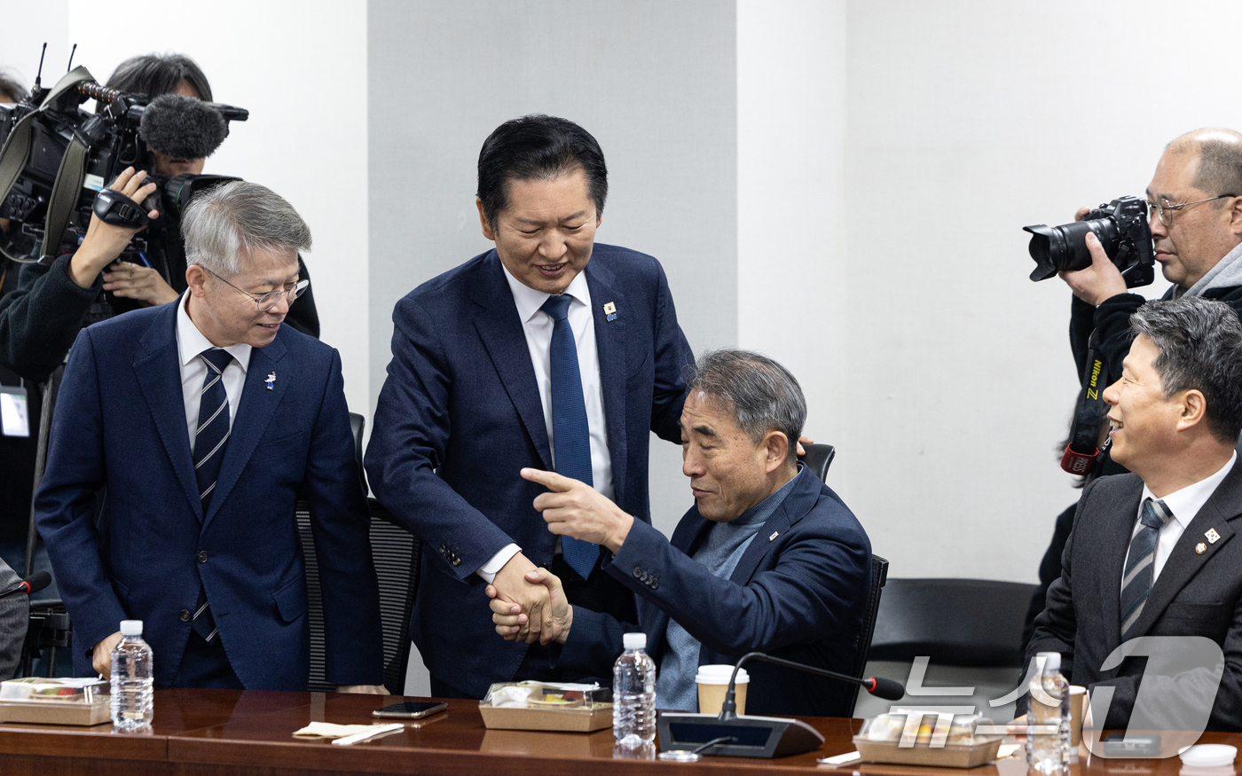 (서울=뉴스1) 이승배 기자 = 정청래 더불어민주당 대표가 10일 서울 여의도 국회 의원회관에서 열린 조국혁신당과의 합당 관련 재선 의원 모임 간담회에 참석해 의원들과 인사하고 있 …