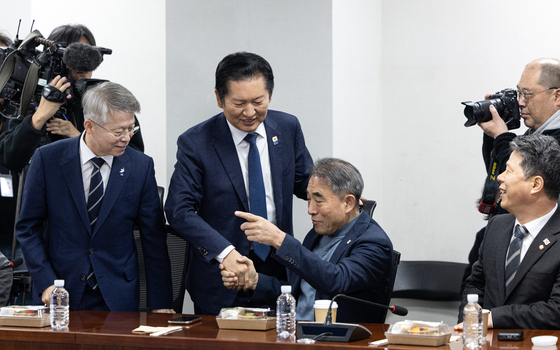 재선 의원들과 인사하는 정청래 대표