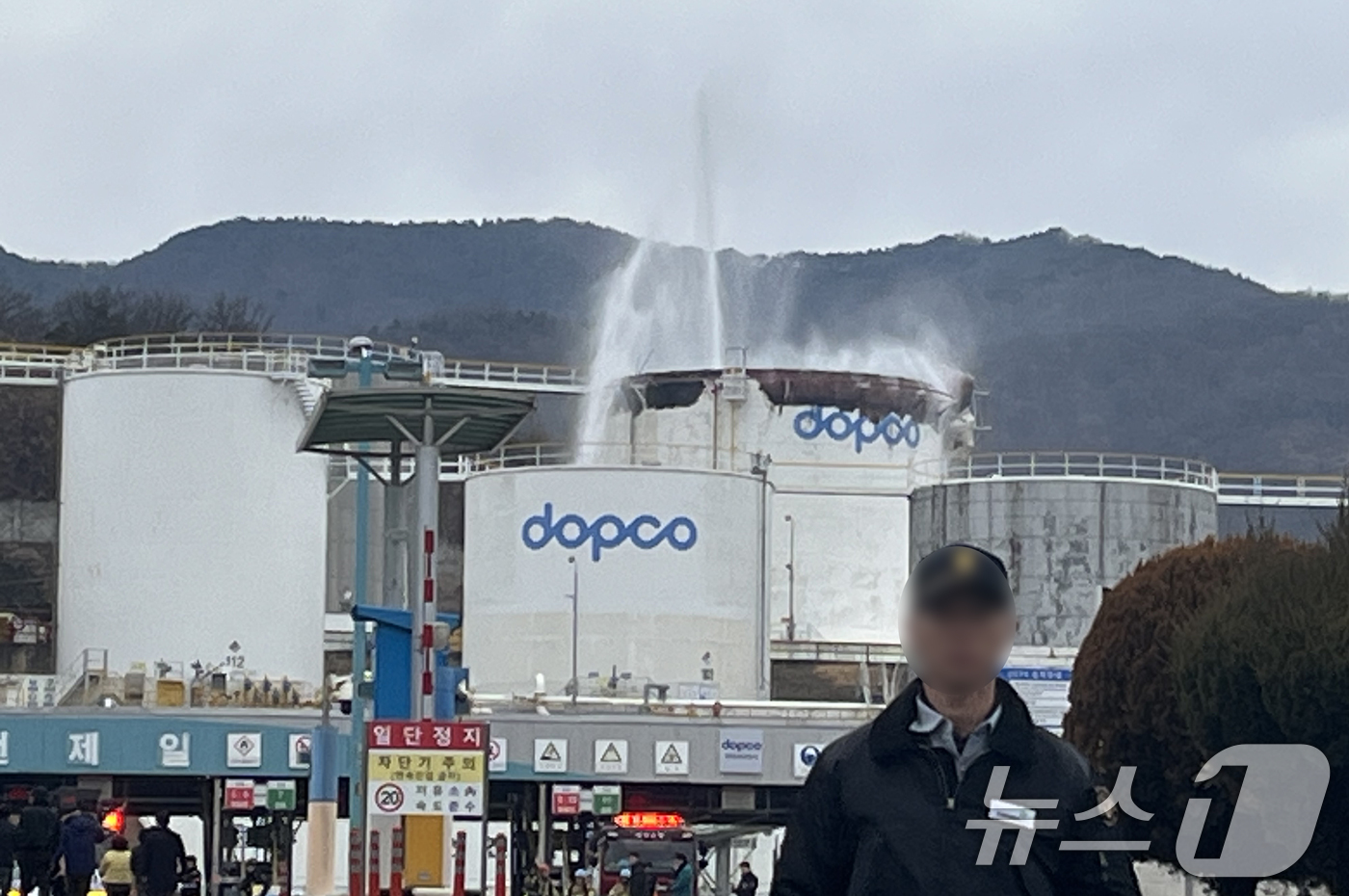 (경산=뉴스1) 공정식 기자 = 10일 오전 7시47분쯤 경북 경산시 하양읍 대한송유관공사 경산저유소 옥외탱크에서 폭발과 함께 불이 나 신고를 받고 출동한 119대원들이 진화 작업 …