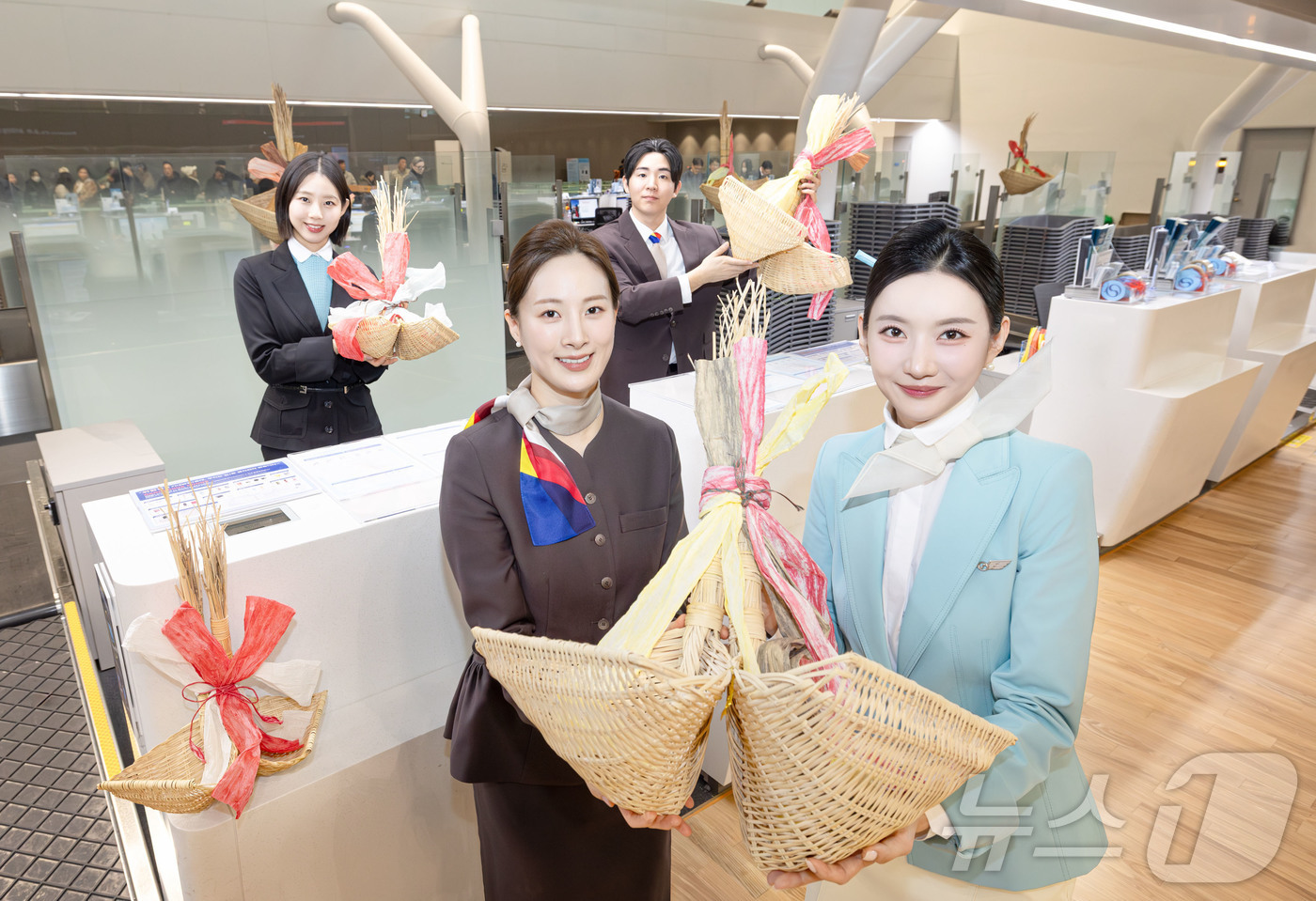 (서울=뉴스1) = 대한항공과 아시아나항공은 병오년 설 연휴를 앞둔 10일 국내 주요 사업장에서 설 맞이 복조리 걸기 행사를 진행했다고 밝혔다. 사진은 행사에 참여한 양사 직원들이 …