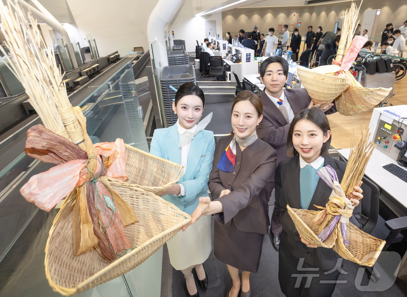 (서울=뉴스1) = 대한항공과 아시아나항공은 병오년 설 연휴를 앞둔 10일 국내 주요 사업장에서 설 맞이 복조리 걸기 행사를 진행했다고 밝혔다. 사진은 행사에 참여한 양사 직원들이 …