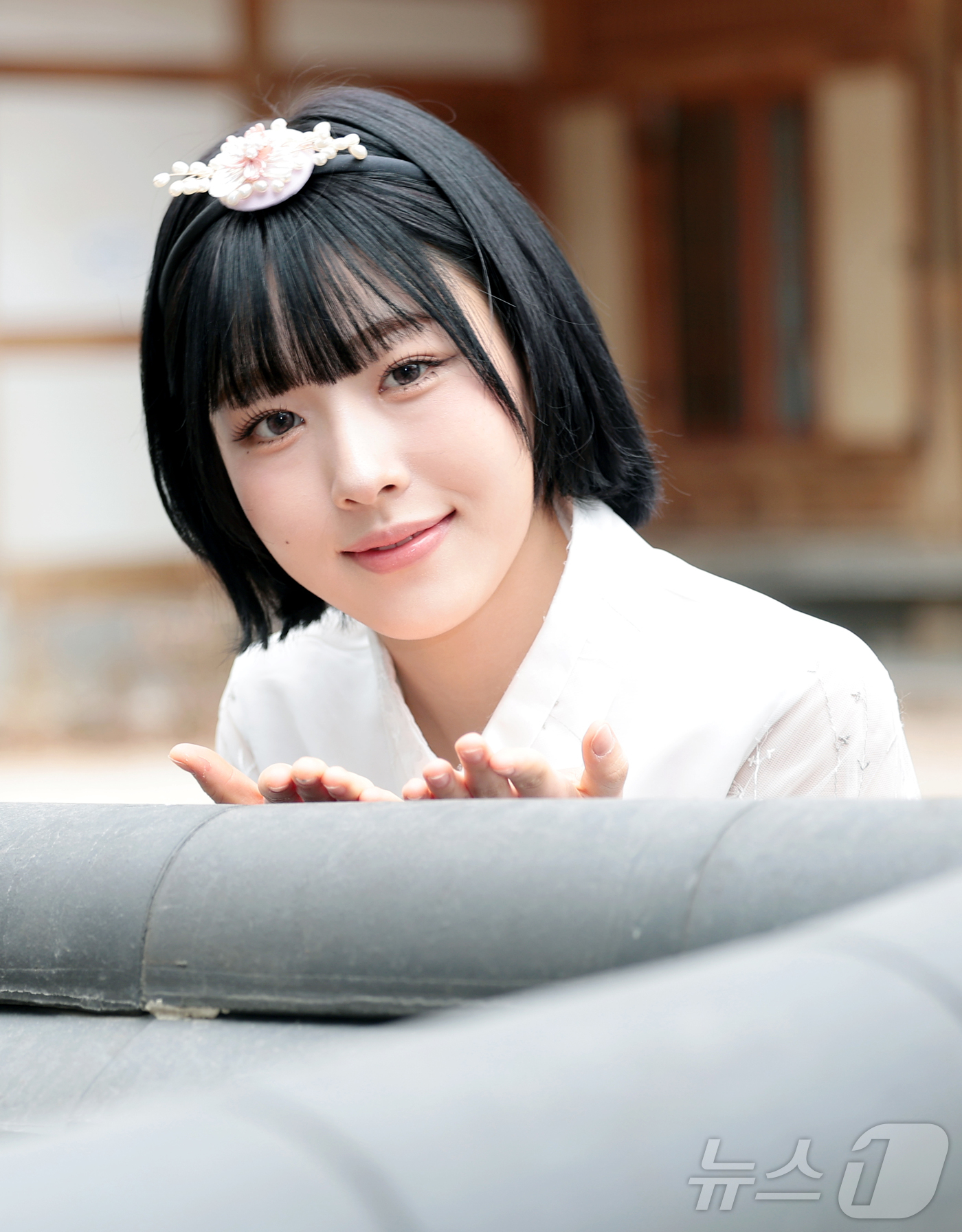 (서울=뉴스1) 권현진 기자 = 그룹 앳하트 아린이 서울 종로구 뉴스1 인근에서 열린 인터뷰에 앞서 한복을 곱게 차려 입고 새해 인사를 하고 있다.