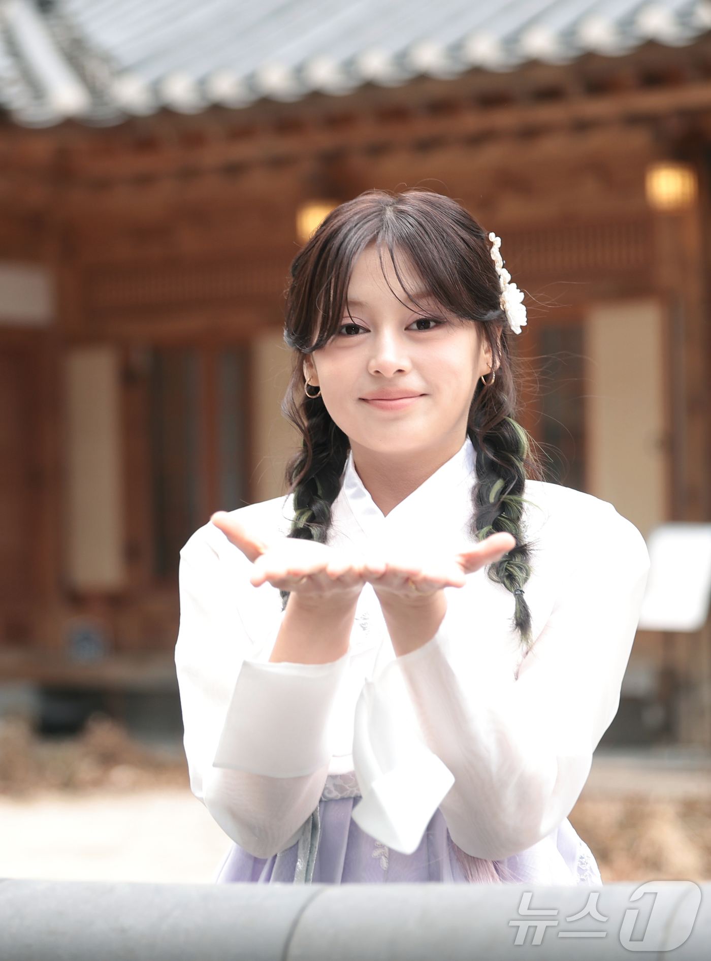 (서울=뉴스1) 권현진 기자 = 그룹 앳하트 케이틀린이 서울 종로구 뉴스1 인근에서 열린 인터뷰에 앞서 한복을 곱게 차려 입고 새해 인사를 하고 있다.