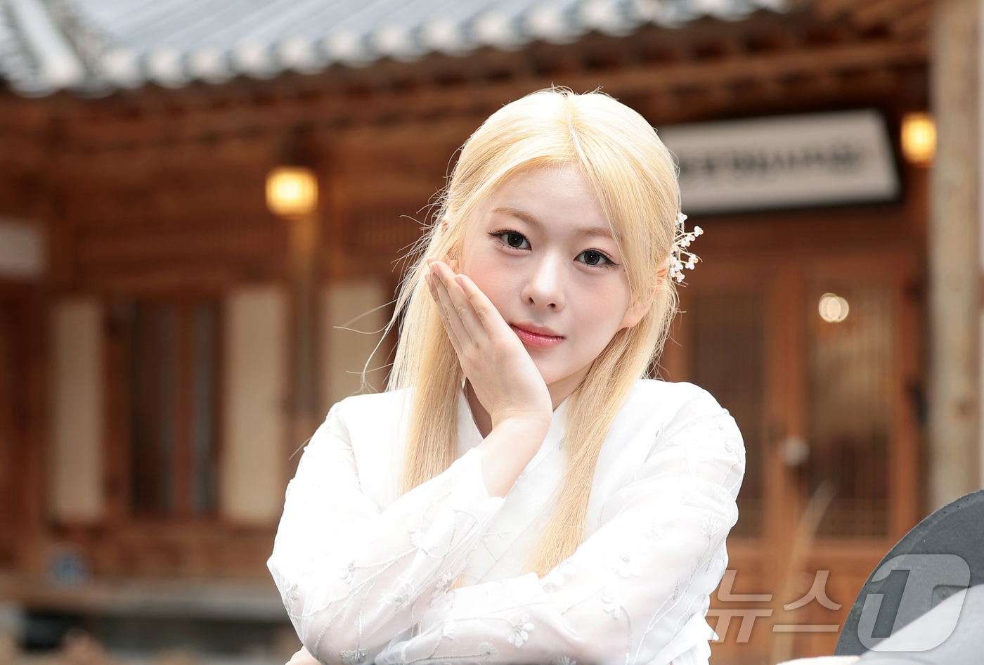 (서울=뉴스1) 권현진 기자 = 그룹 앳하트 봄이 서울 종로구 뉴스1 인근에서 열린 인터뷰에 앞서 한복을 곱게 차려 입고 새해 인사를 하고 있다.