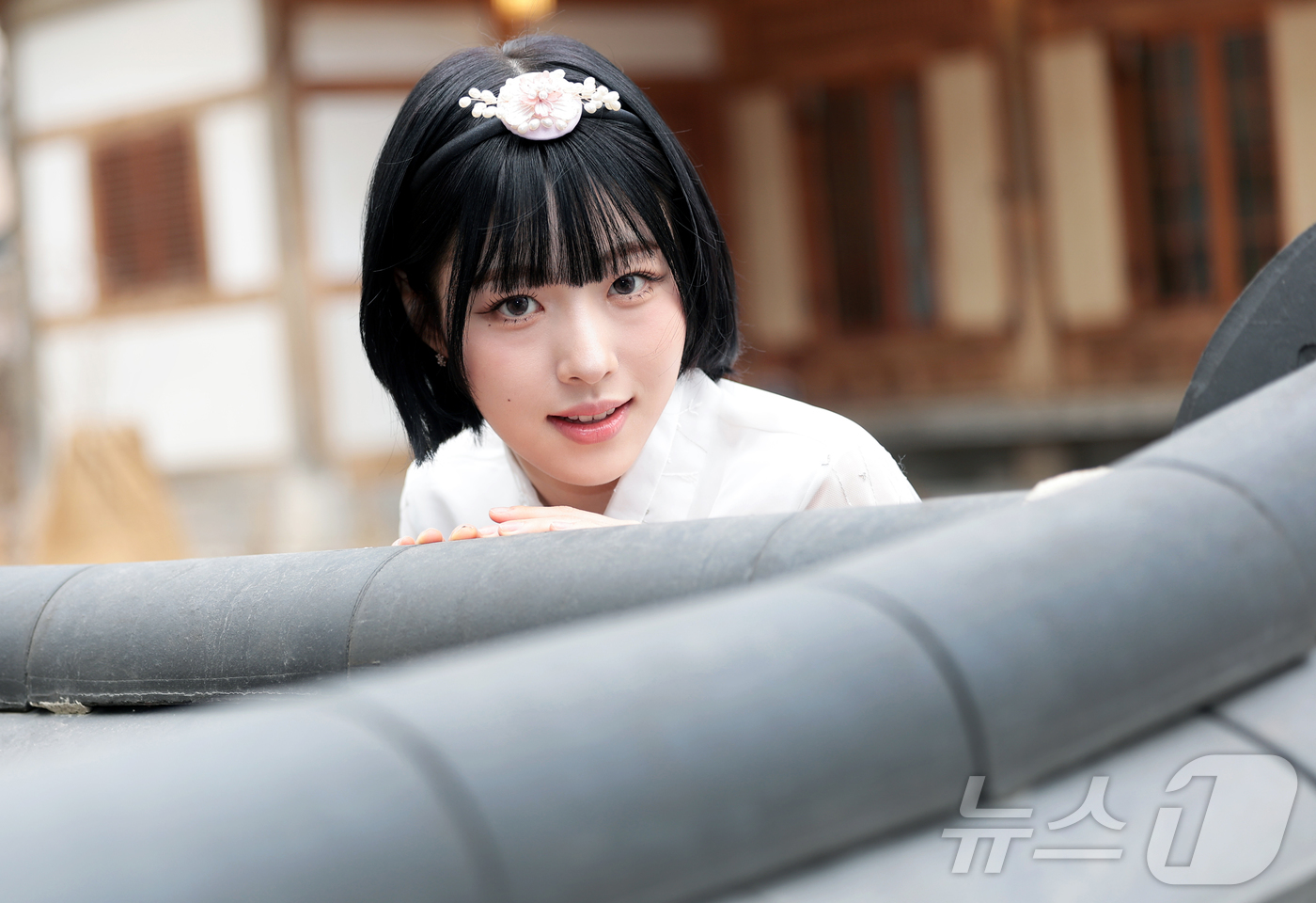 (서울=뉴스1) 권현진 기자 = 그룹 앳하트 아린이 서울 종로구 뉴스1 인근에서 열린 인터뷰에 앞서 한복을 곱게 차려 입고 새해 인사를 하고 있다.