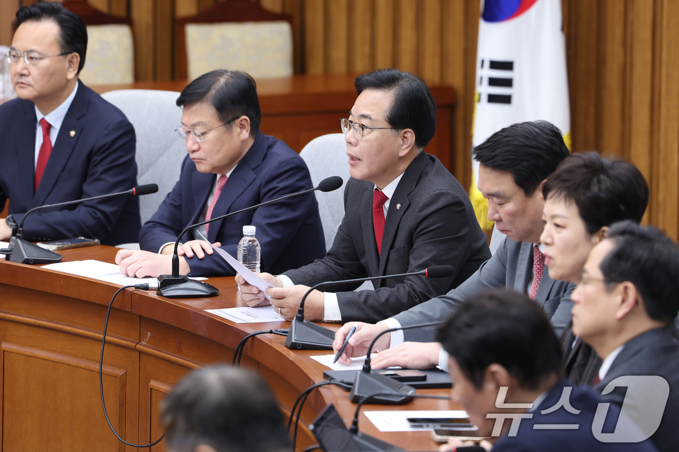 (서울=뉴스1) 신웅수 기자 = 송언석 국민의힘 원내대표가 10일 서울 여의도 국회에서 열린 원내대책회의에서 발언하고 있다. 2026.2.10/뉴스1