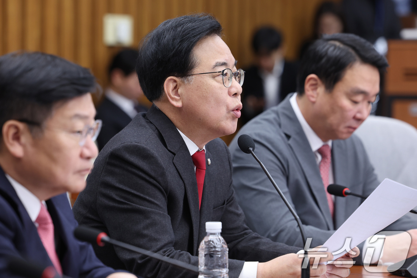 (서울=뉴스1) 신웅수 기자 = 송언석 국민의힘 원내대표가 10일 서울 여의도 국회에서 열린 원내대책회의에서 발언하고 있다. 2026.2.10/뉴스1