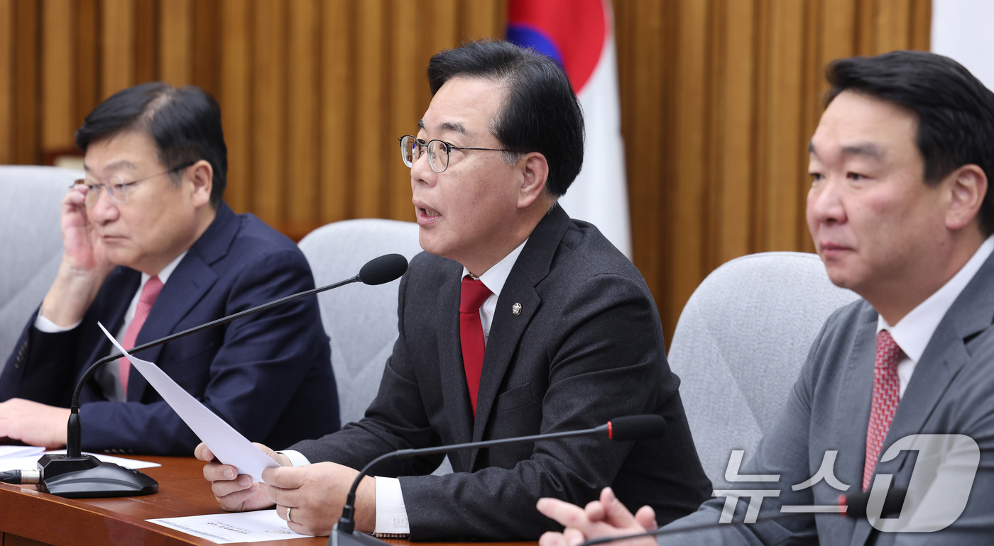 (서울=뉴스1) 신웅수 기자 = 송언석 국민의힘 원내대표가 10일 서울 여의도 국회에서 열린 원내대책회의에서 발언하고 있다. 2026.2.10/뉴스1