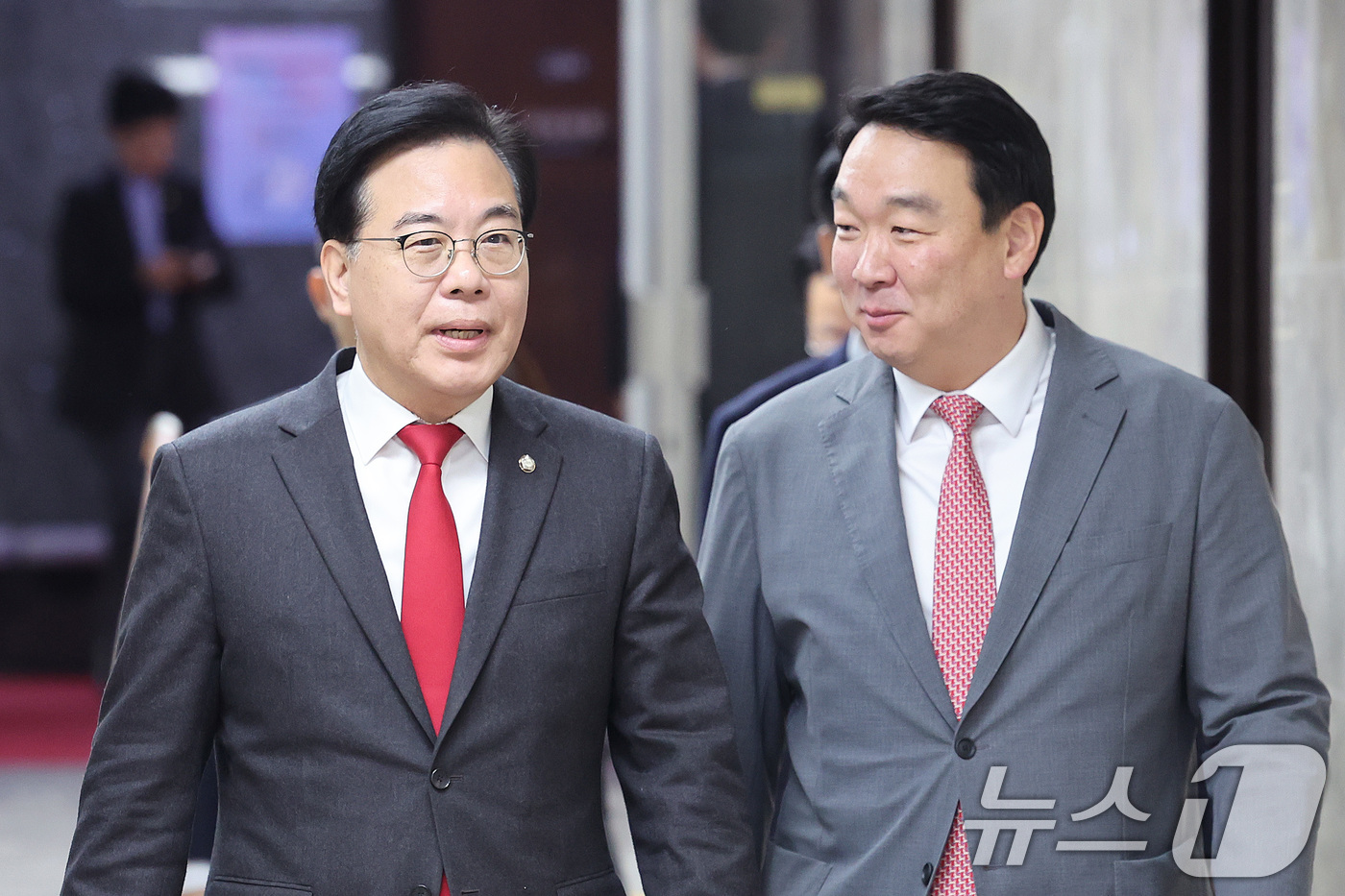 (서울=뉴스1) 신웅수 기자 = 송언석 국민의힘 원내대표와 정희용 사무총장이 10일 서울 여의도 국회에서 열린 원내대책회의에 참석하며 대화하고 있다. 2026.2.10/뉴스1