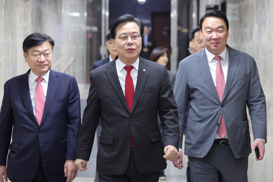 회의 참석하는 송언석