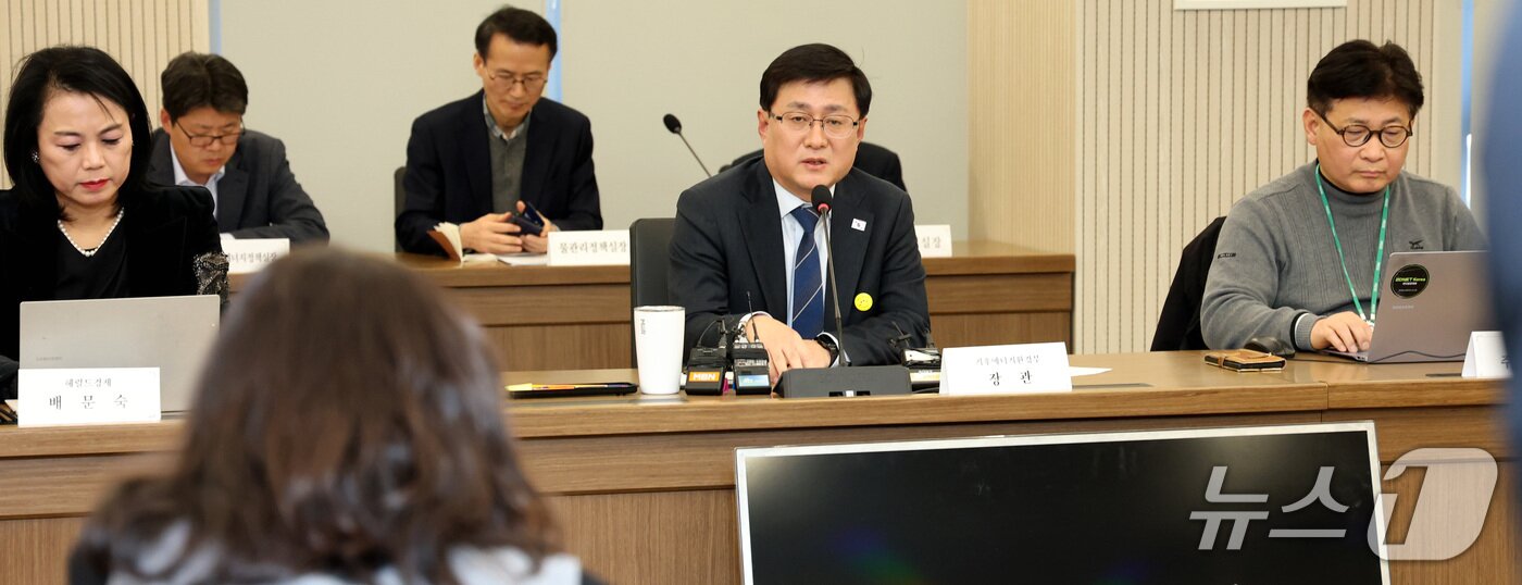 본문 이미지 - 김성환 기후에너지환경부 장관이 지난 9일 세종시 정부세종청사에서 열린 출입기자단 감담회에 참석하여 발언하고 있다. 2026.2.10/뉴스1 김기남 기자