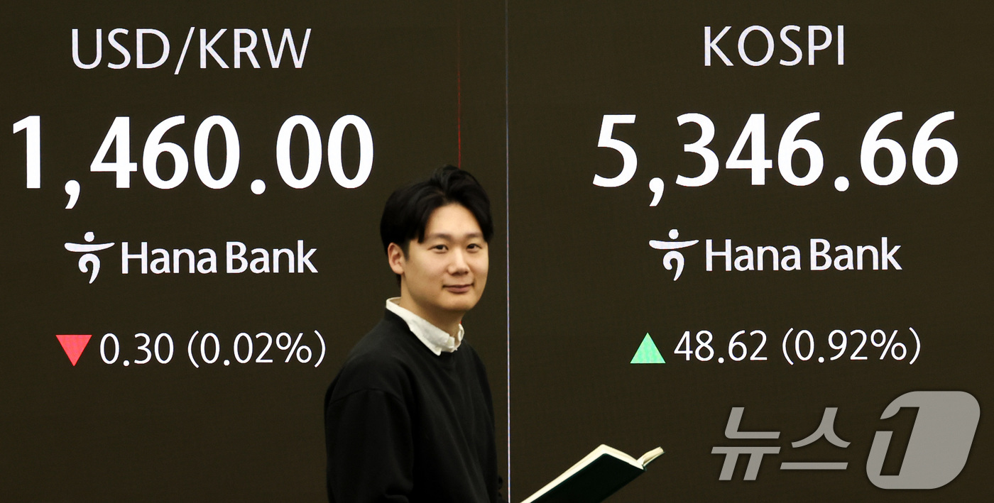 (서울=뉴스1) 최지환 기자 = 코스피가 상승 출발한 10일 서울 중구 하나은행 본점 딜링룸 전광판에 증시 시황이 표시되어 있다. 2026.2.10/뉴스1