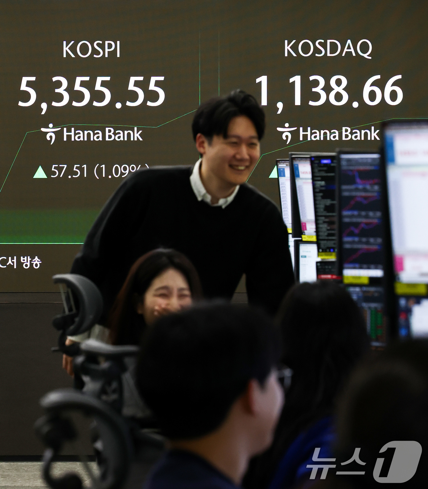 (서울=뉴스1) 최지환 기자 = 코스피가 상승 출발한 10일 서울 중구 하나은행 본점 딜링룸 전광판에 증시 시황이 표시되어 있다. 2026.2.10/뉴스1
