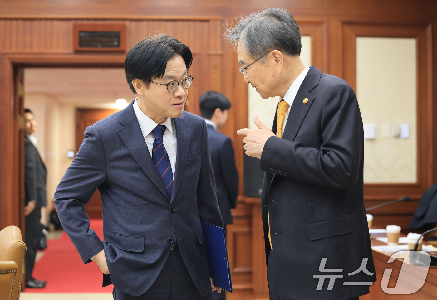 (서울=뉴스1) 임세영 기자 = 조현 외교부 장관(오른쪽)과 김정관 산업통상부 장관이 10일 서울 종로구 정부서울청사에서 열린 대외경제 장관회의에서 대화를 나누고 있다.  2026 …