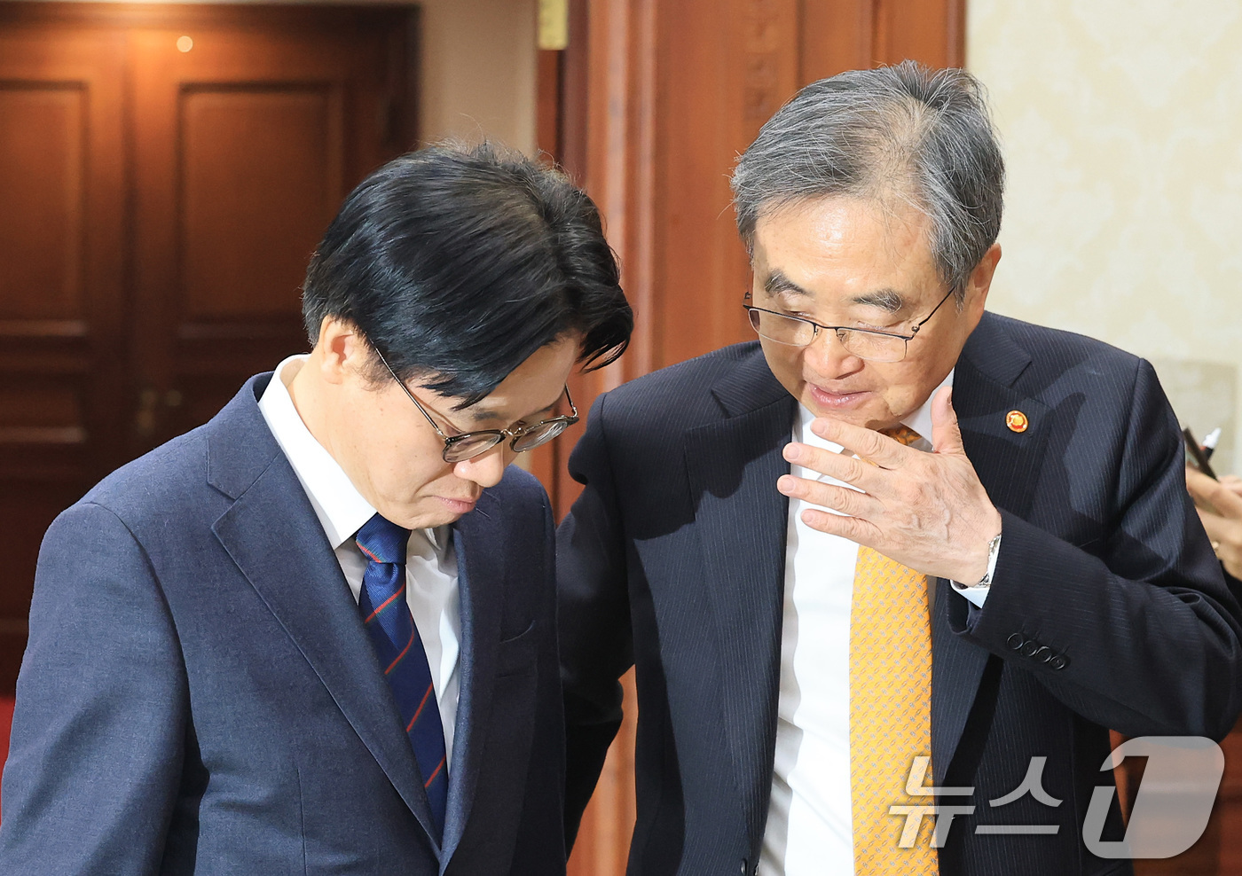 (서울=뉴스1) 임세영 기자 = 조현 외교부 장관(오른쪽)과 김정관 산업통상부 장관이 10일 서울 종로구 정부서울청사에서 열린 대외경제 장관회의에서 대화를 나누고 있다.  2026 …