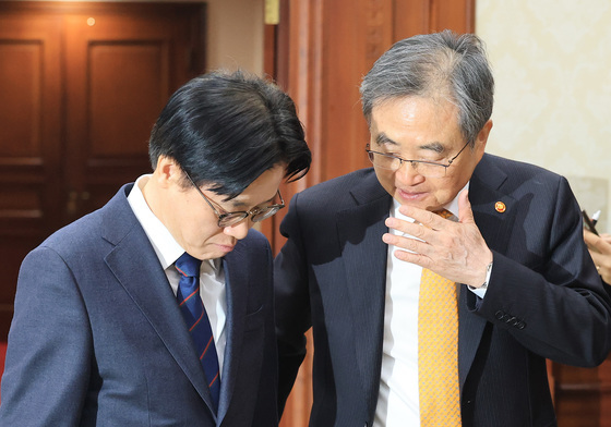 귀엣말 나누는 조현 장관·김정관 장관