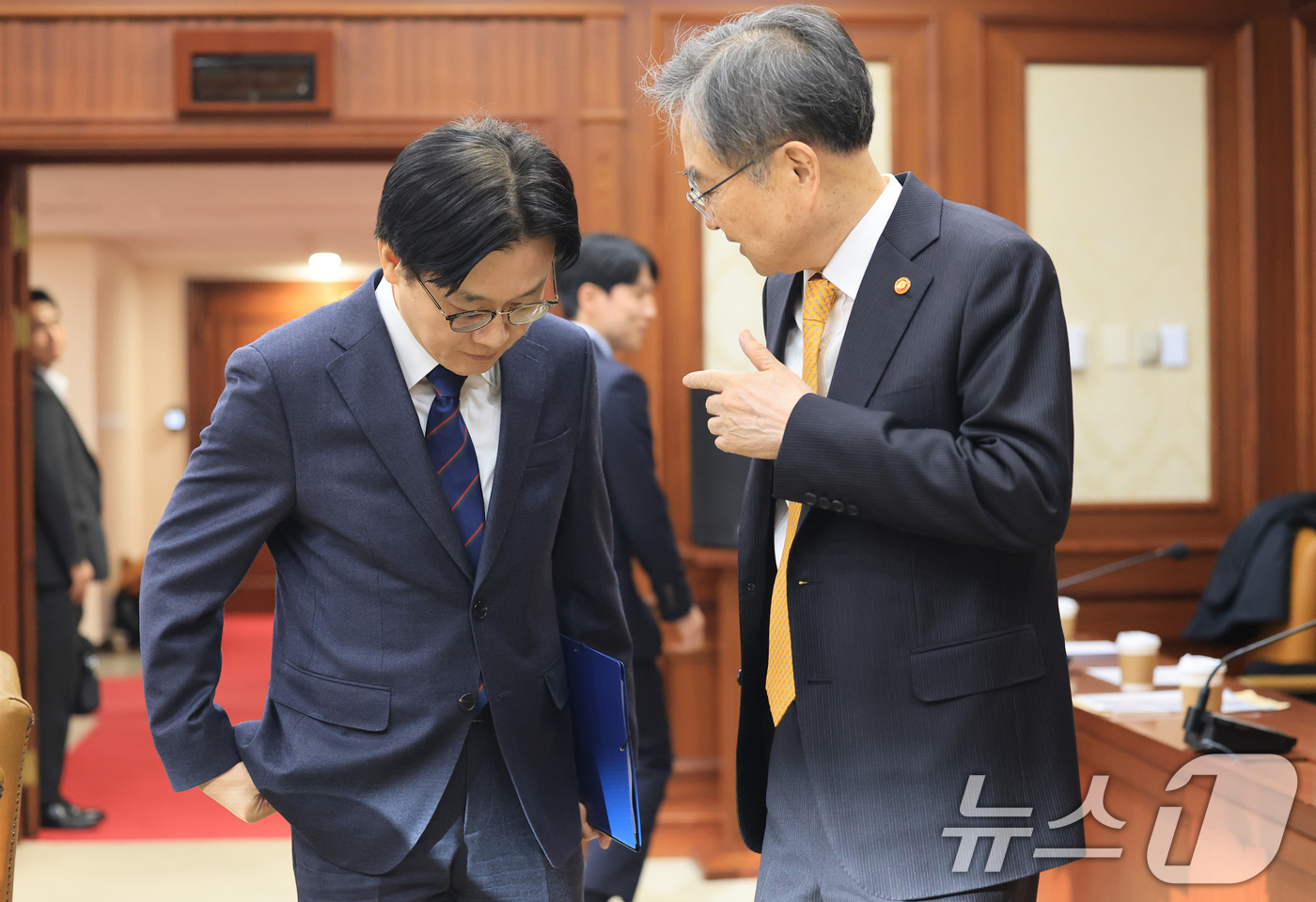 (서울=뉴스1) 임세영 기자 = 조현 외교부 장관(오른쪽)과 김정관 산업통상부 장관이 10일 서울 종로구 정부서울청사에서 열린 대외경제 장관회의에서 대화를 나누고 있다.  2026 …