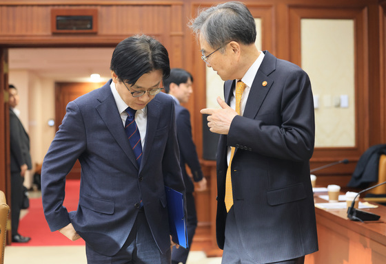 대화 나누는 조현 장관·김정관 장관