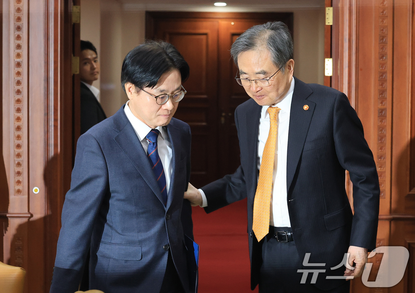 (서울=뉴스1) 임세영 기자 = 조현 외교부 장관(오른쪽)과 김정관 산업통상부 장관이 10일 서울 종로구 정부서울청사에서 열린 대외경제 장관회의에서 대화를 나누고 있다.  2026 …